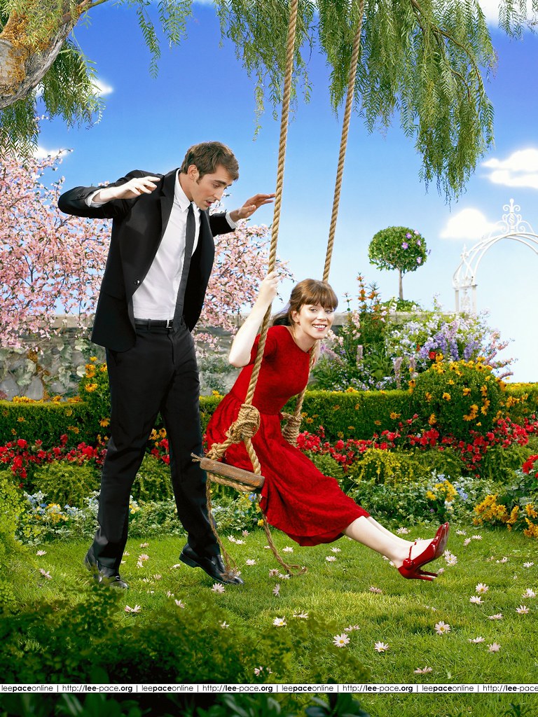 Pushing Daisies un ragazzo spinge una ragazza sull'altalena stando attento a non toccarla